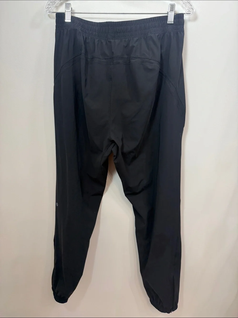 Lululemon men’s black nylon joggers zipper ankle size large.